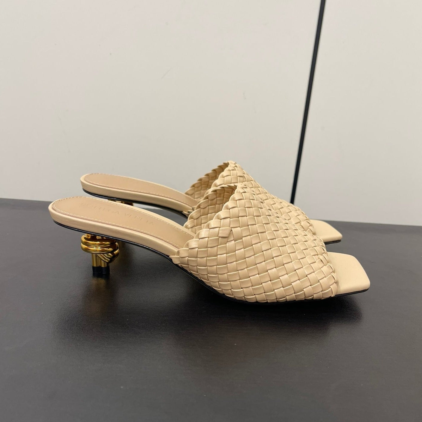 Luxury Bottega Veneta knot mule 55 beige lambskin