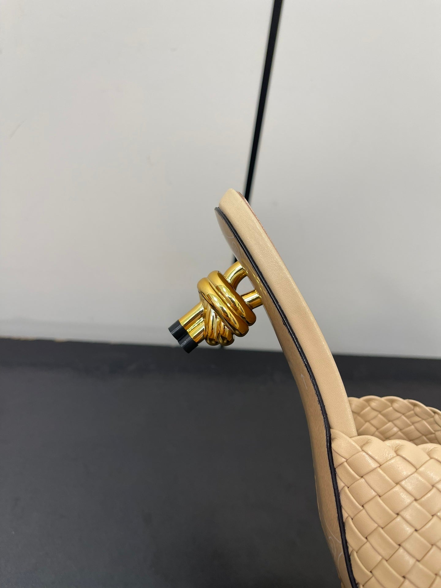 Luxury Bottega Veneta knot mule 55 beige lambskin