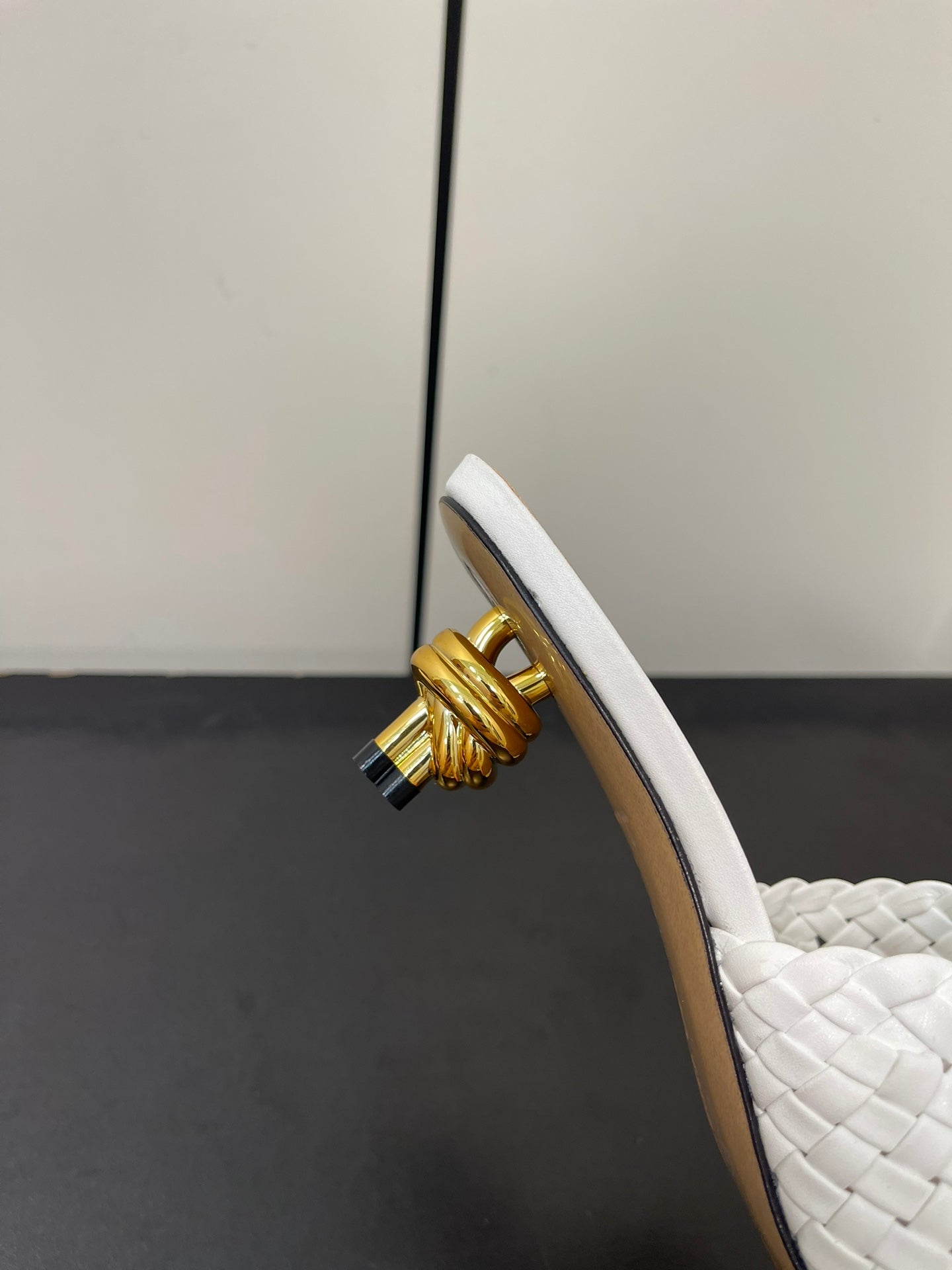 Luxury Bottega Veneta knot mule 55 white lambskin