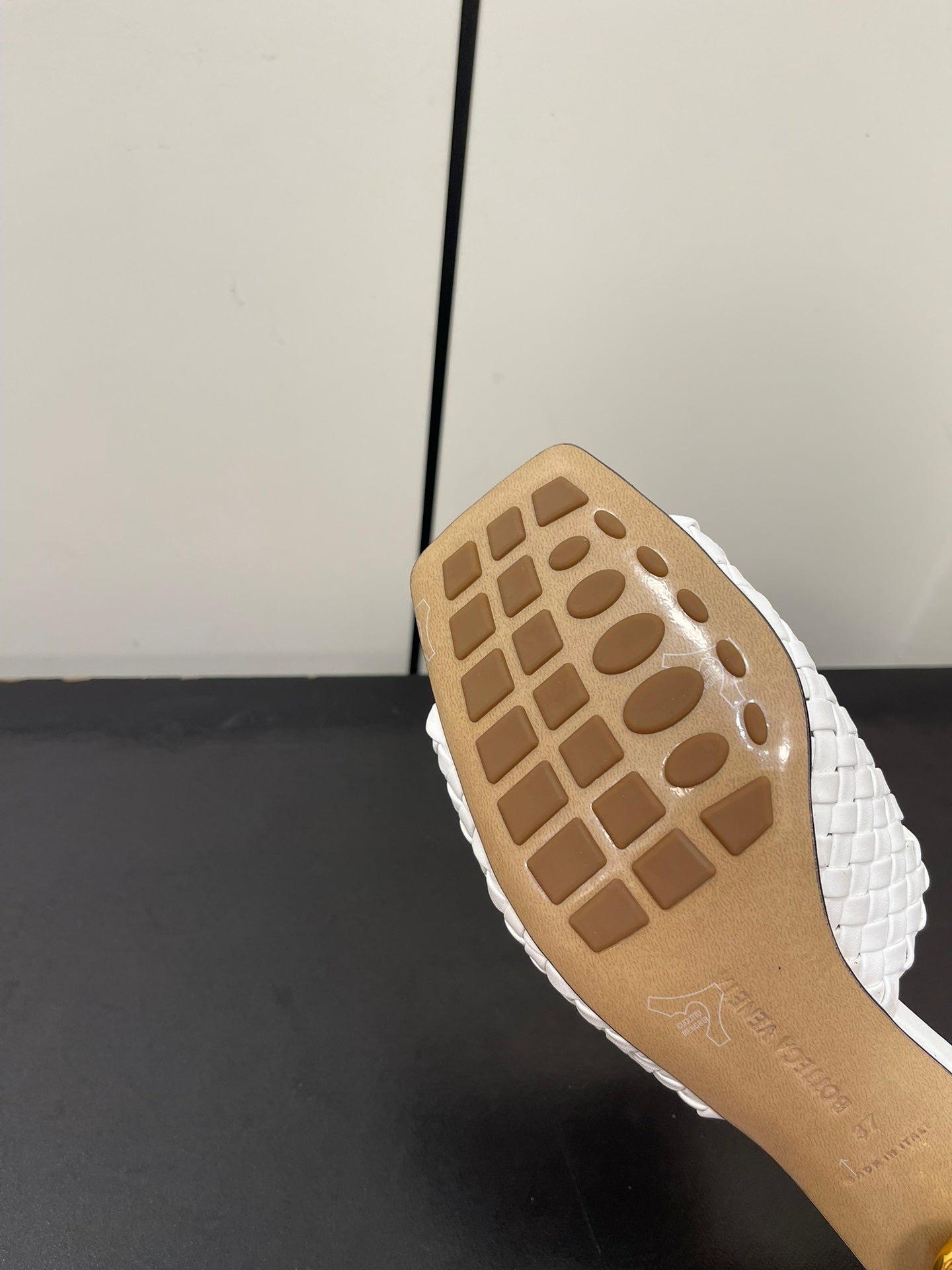Luxury Bottega Veneta knot mule 55 white lambskin