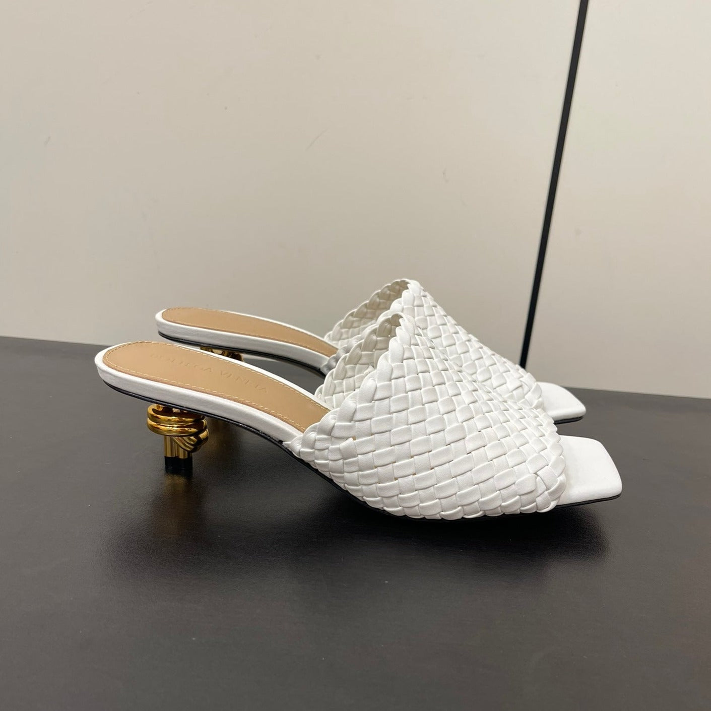 Luxury Bottega Veneta knot mule 55 white lambskin