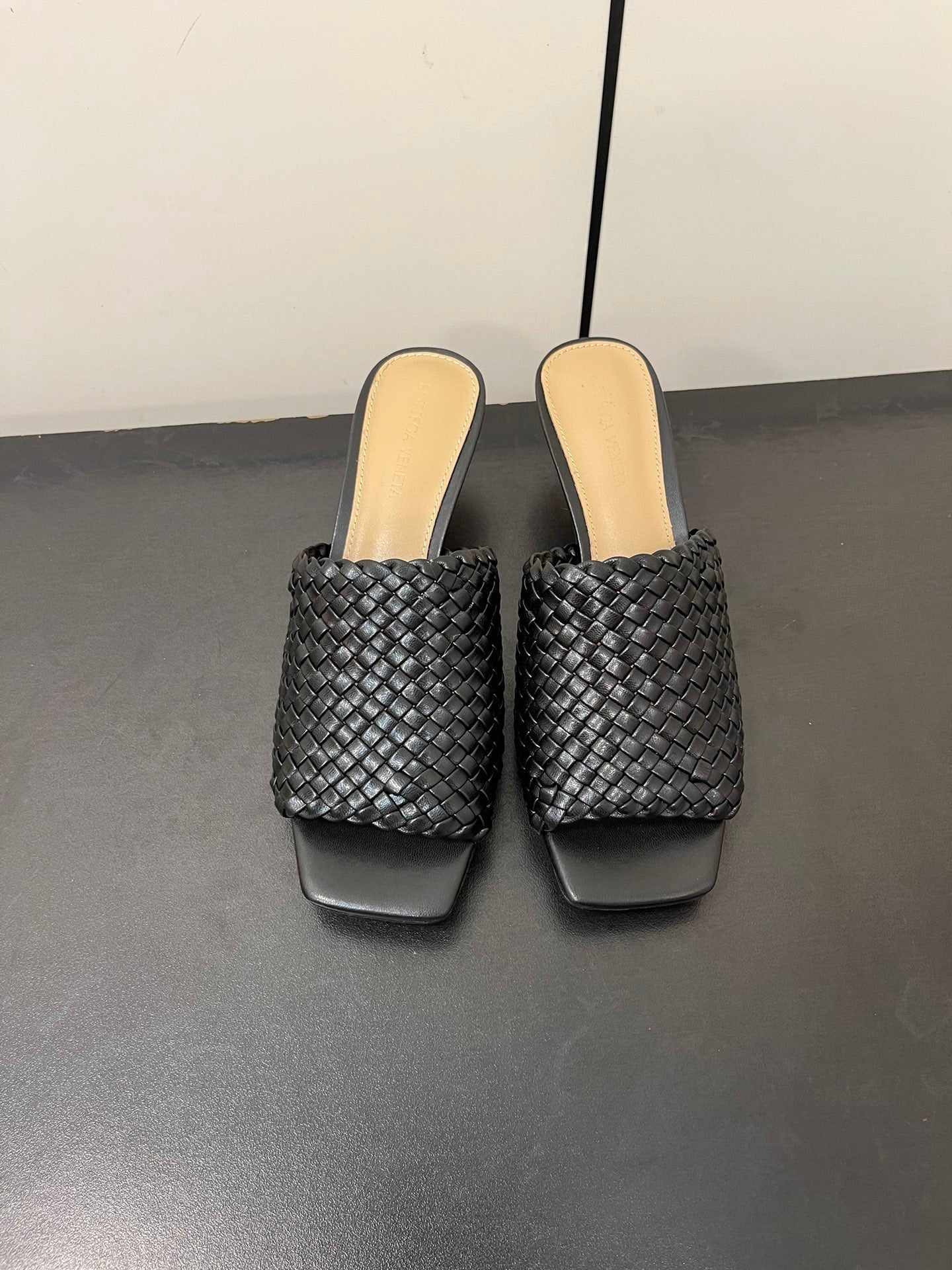 Luxury Bottega Veneta knot mule 55 black lambskin