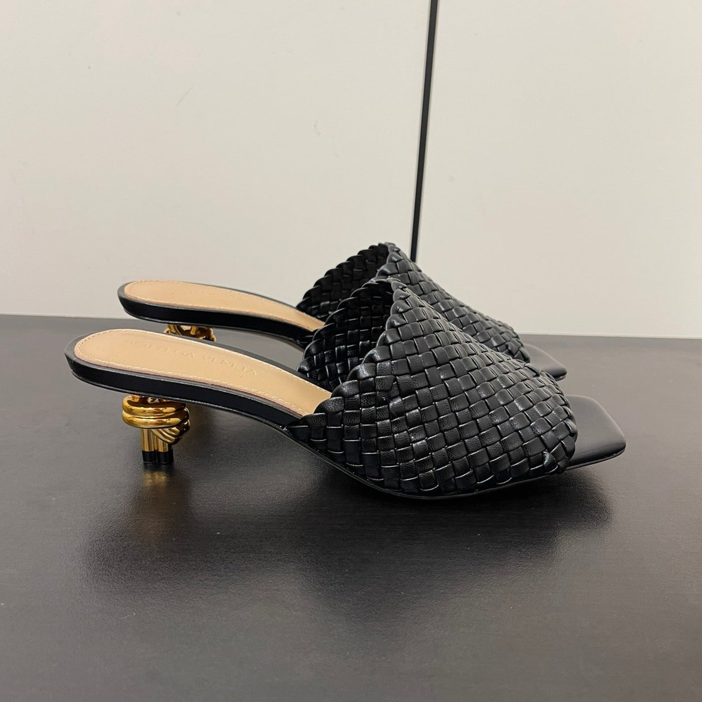 Luxury Bottega Veneta knot mule 55 black lambskin