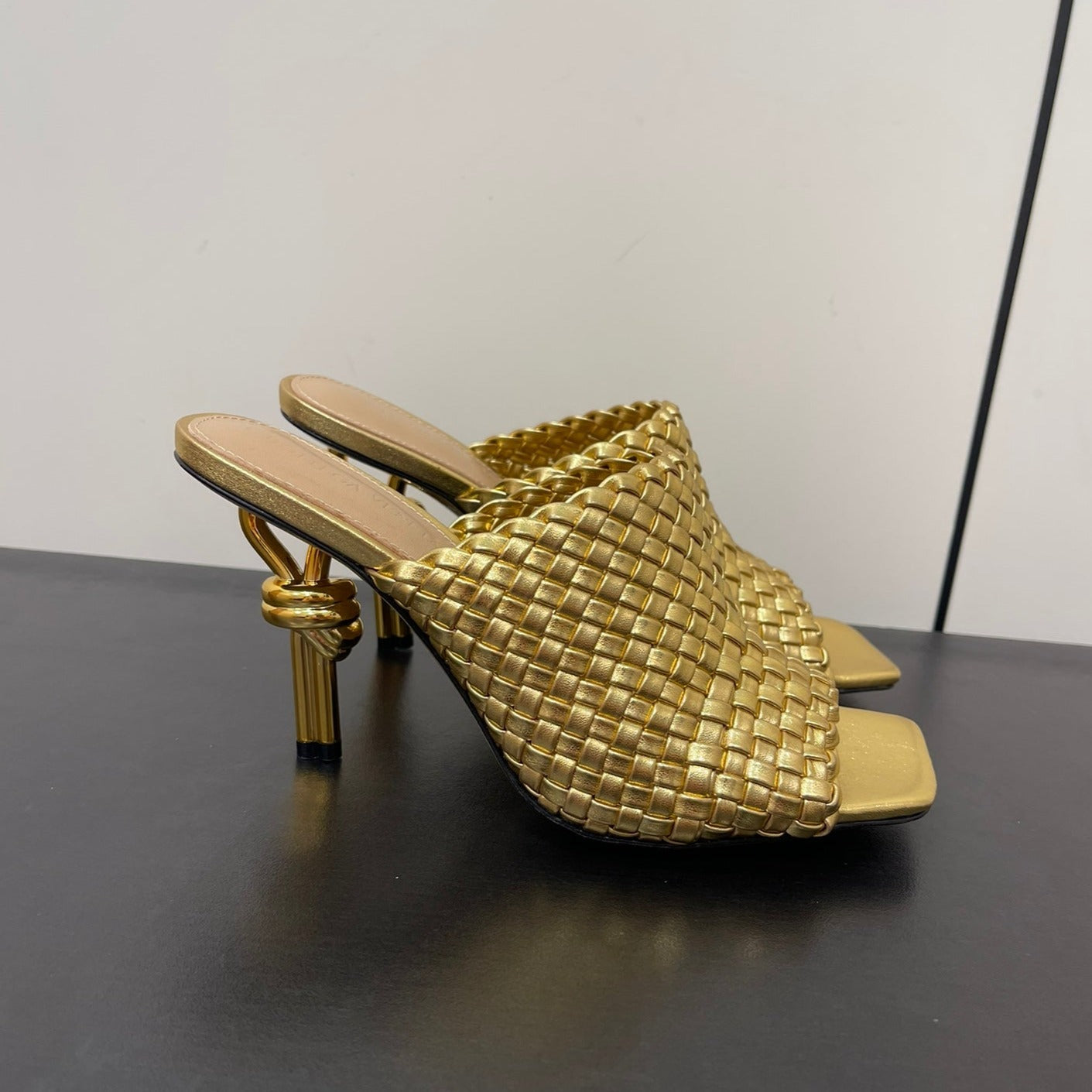 Luxury Bottega Veneta knot mule 95 gold metalic lambskin