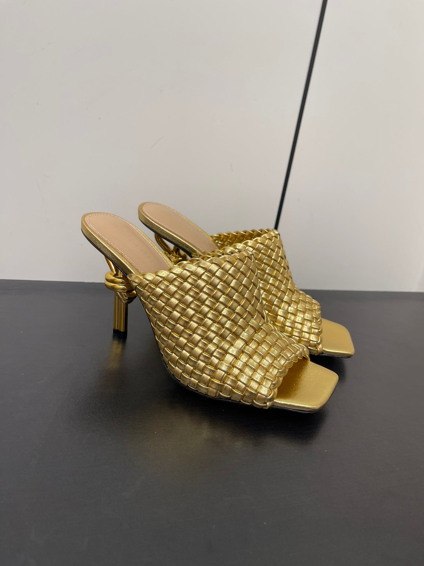 Luxury Bottega Veneta knot mule 95 gold metalic lambskin