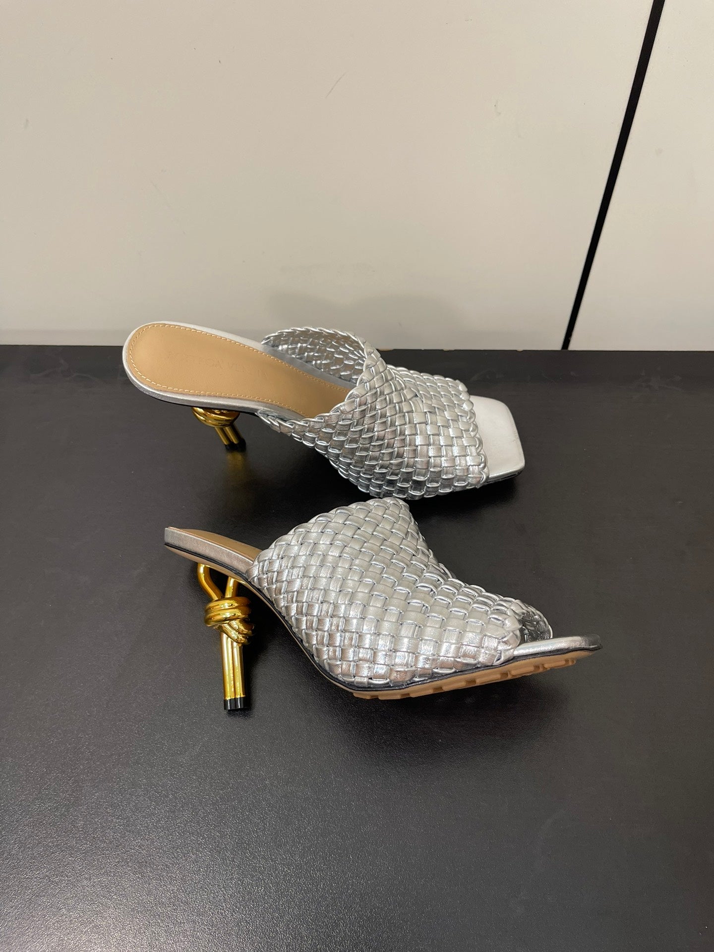 Luxury Bottega Veneta knot mule 95 silver metalic lambskin