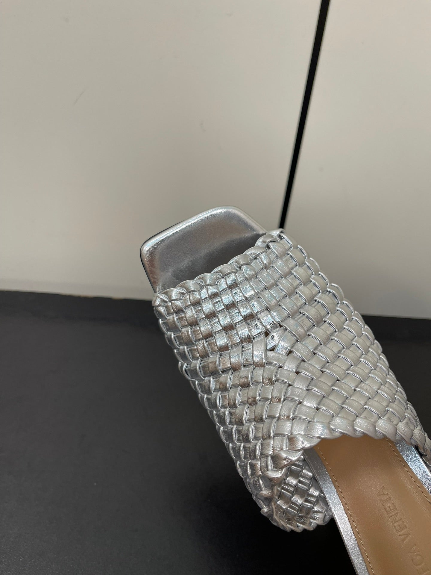 Luxury Bottega Veneta knot mule 95 silver metalic lambskin