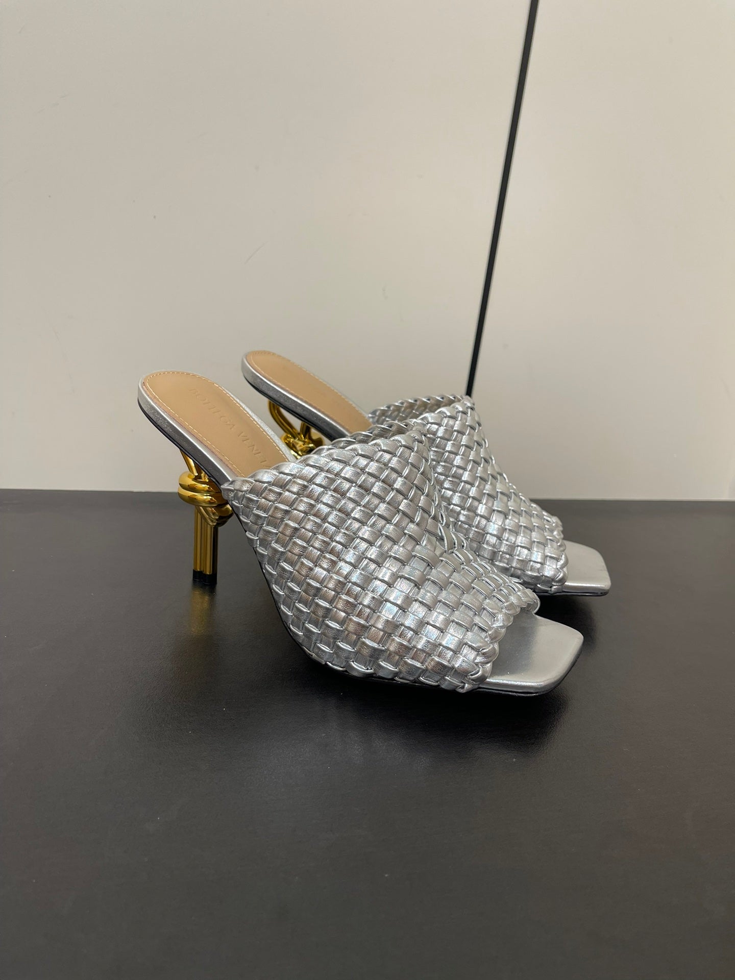 Luxury Bottega Veneta knot mule 95 silver metalic lambskin