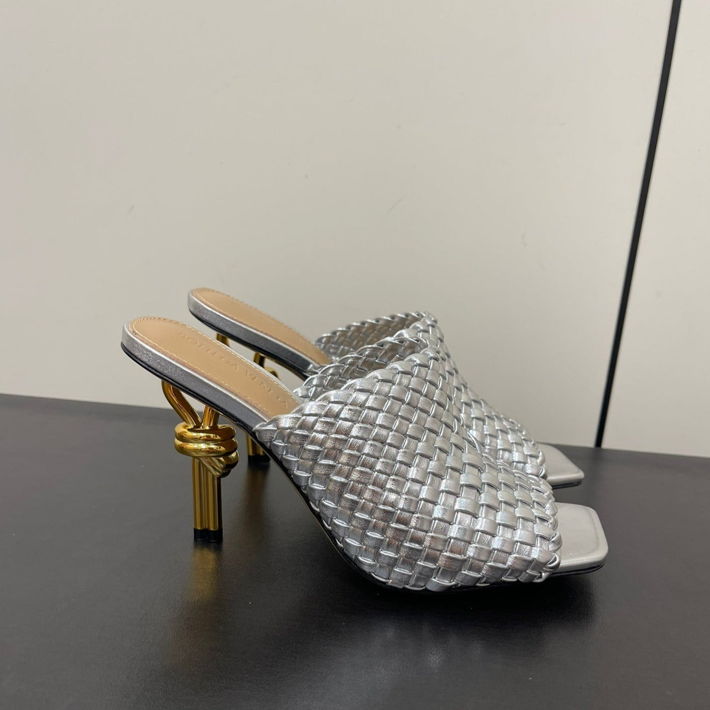 Luxury Bottega Veneta knot mule 95 silver metalic lambskin