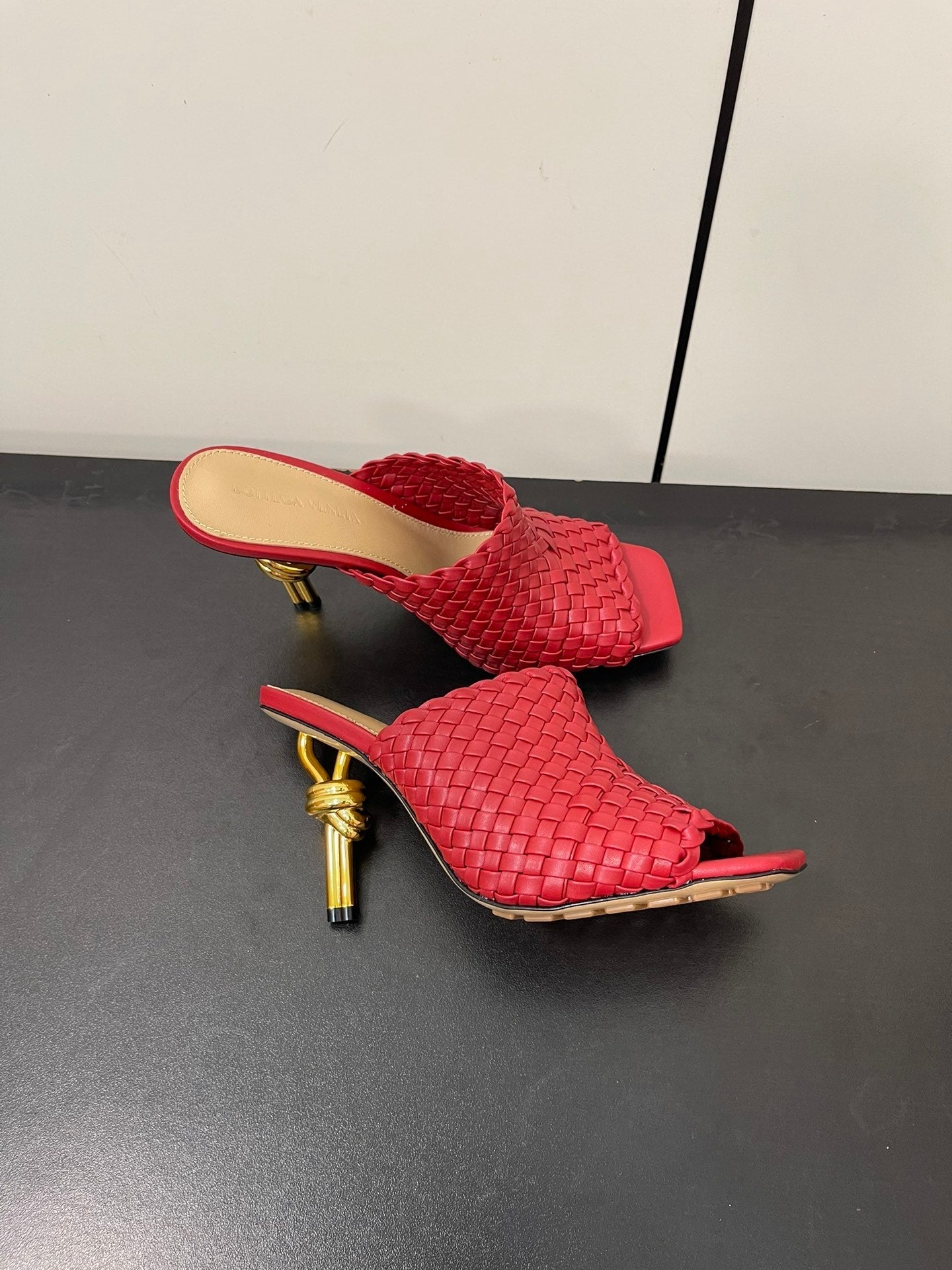 Luxury Bottega Veneta knot mule 95 burgundy lambskin