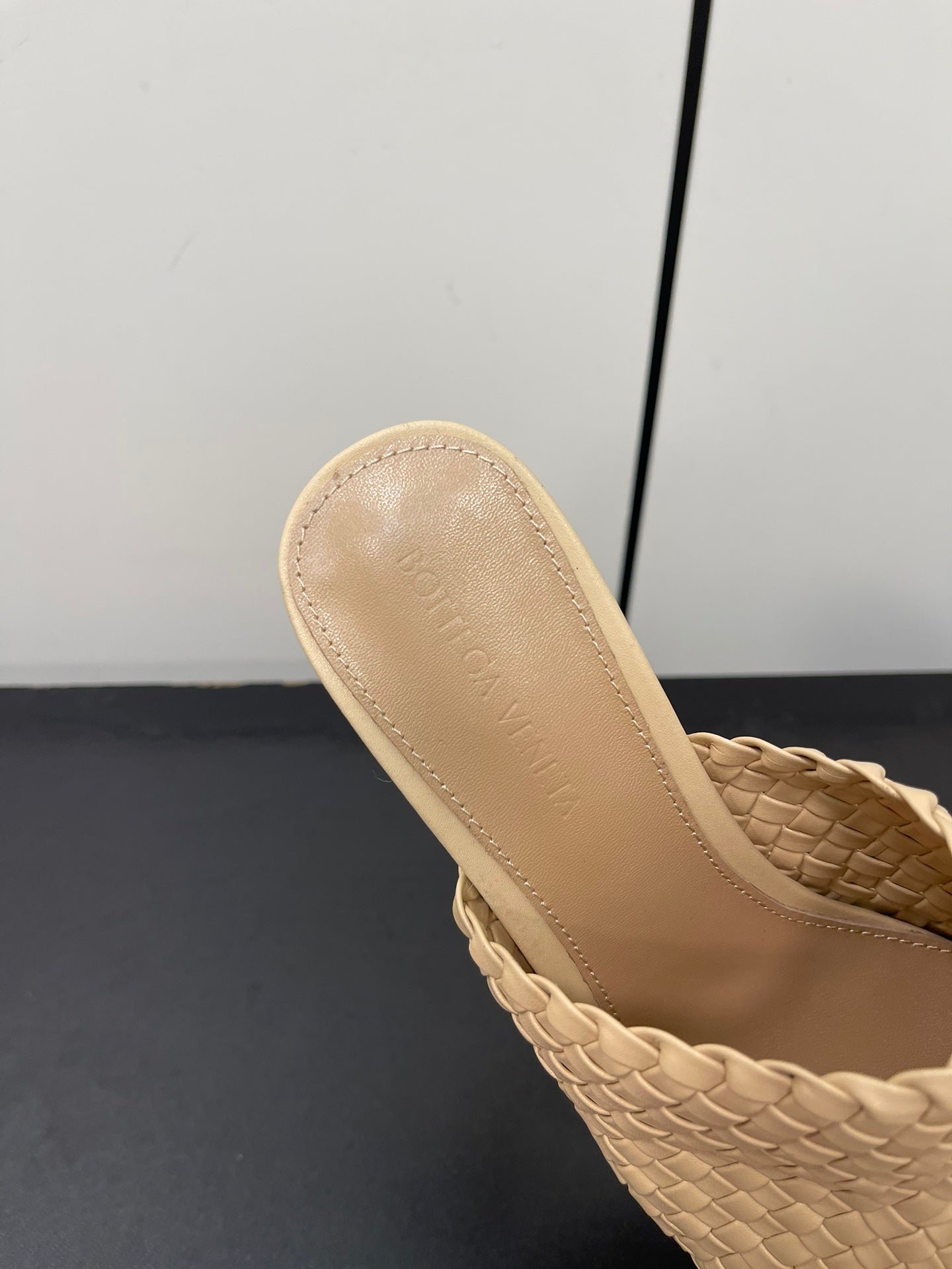 Luxury Bottega Veneta knot mule 95 beige lambskin