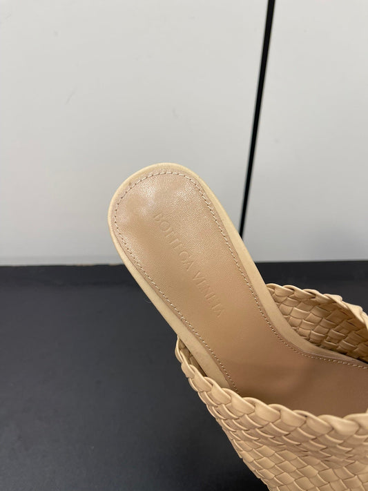 Luxury Bottega Veneta knot mule 95 beige lambskin