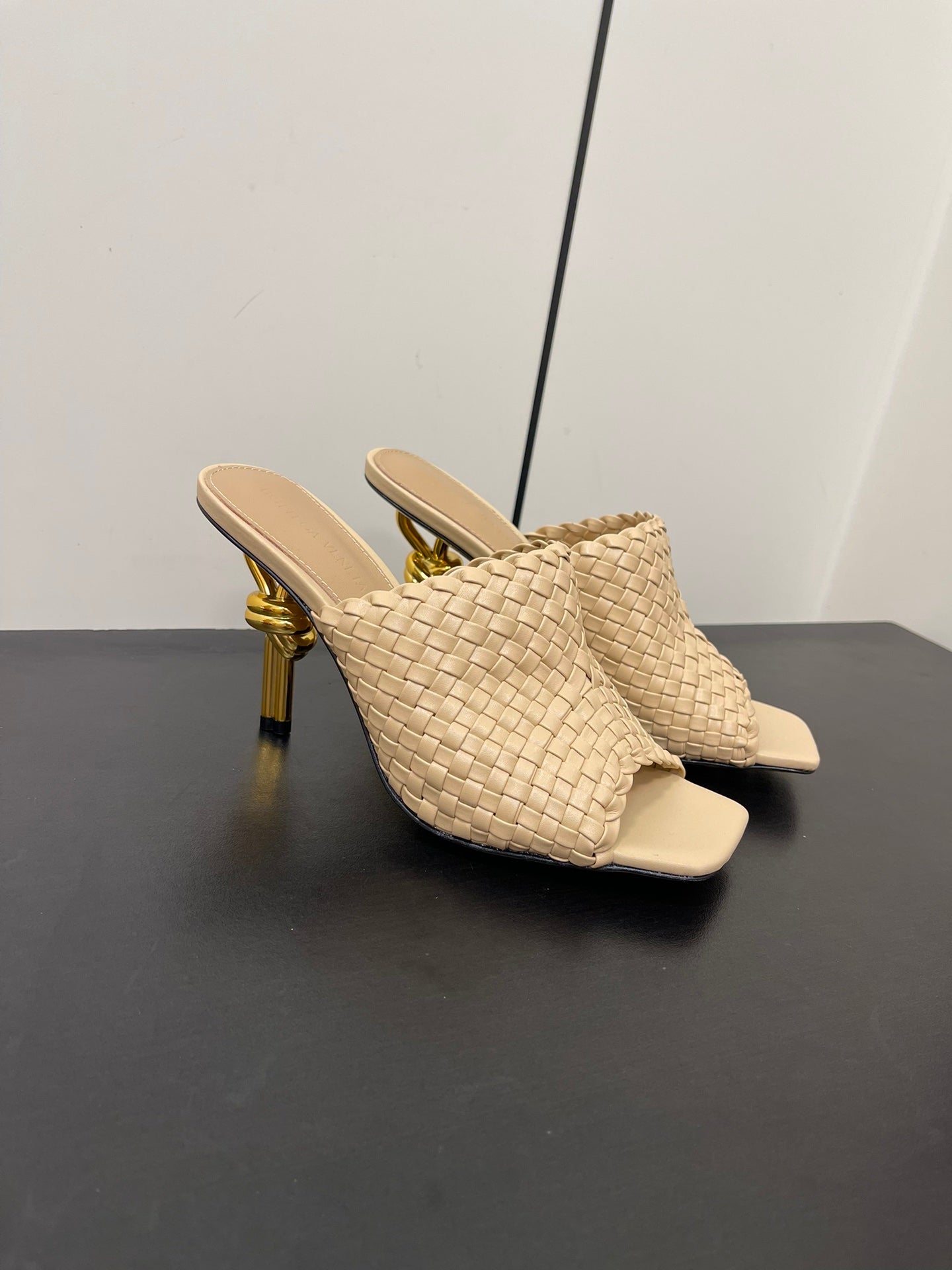 Luxury Bottega Veneta knot mule 95 beige lambskin