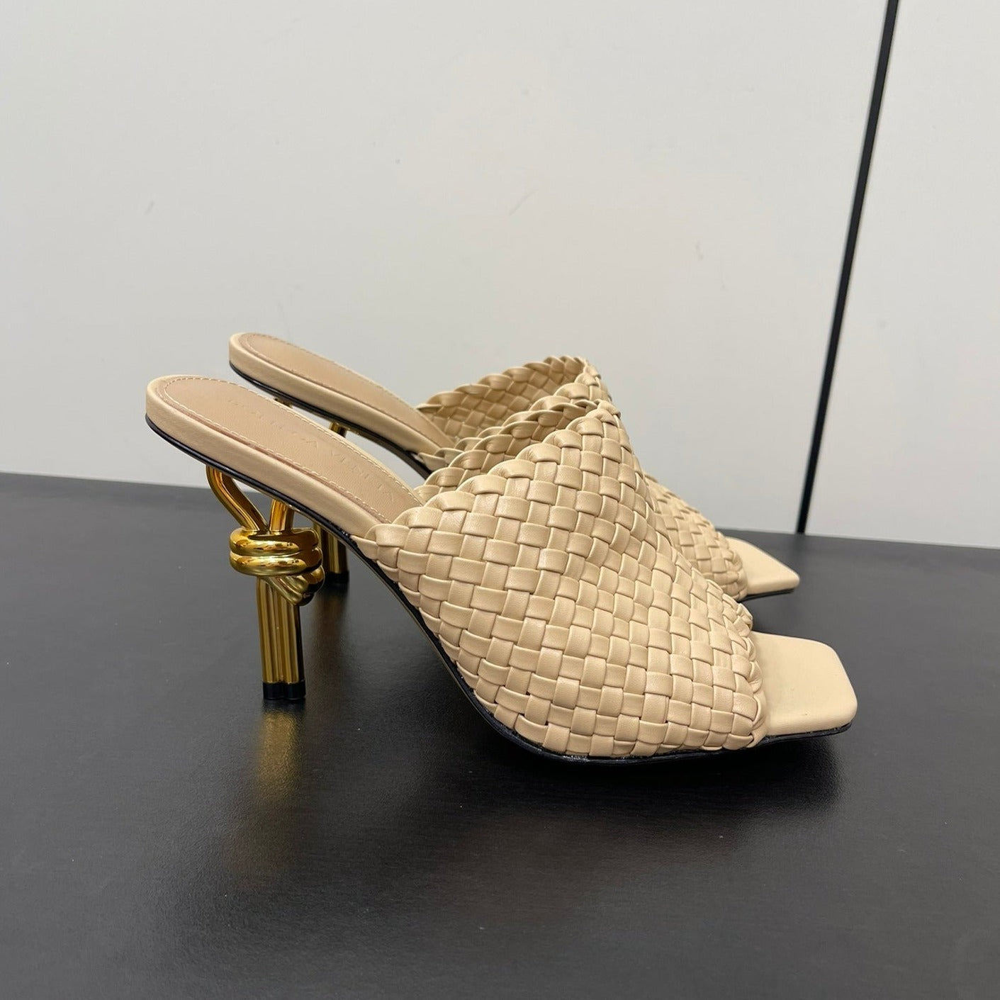 Luxury Bottega Veneta knot mule 95 beige lambskin