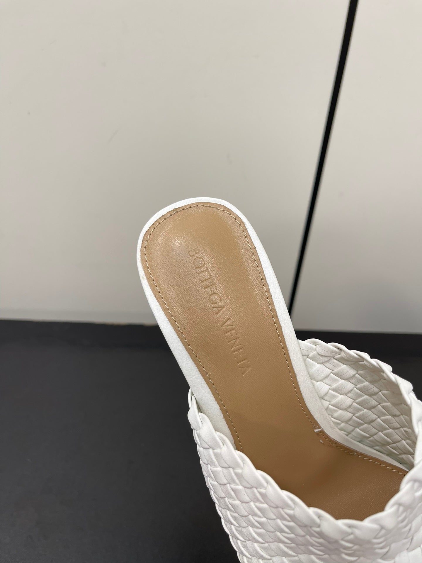Luxury Bottega Veneta knot mule 95 white lambskin