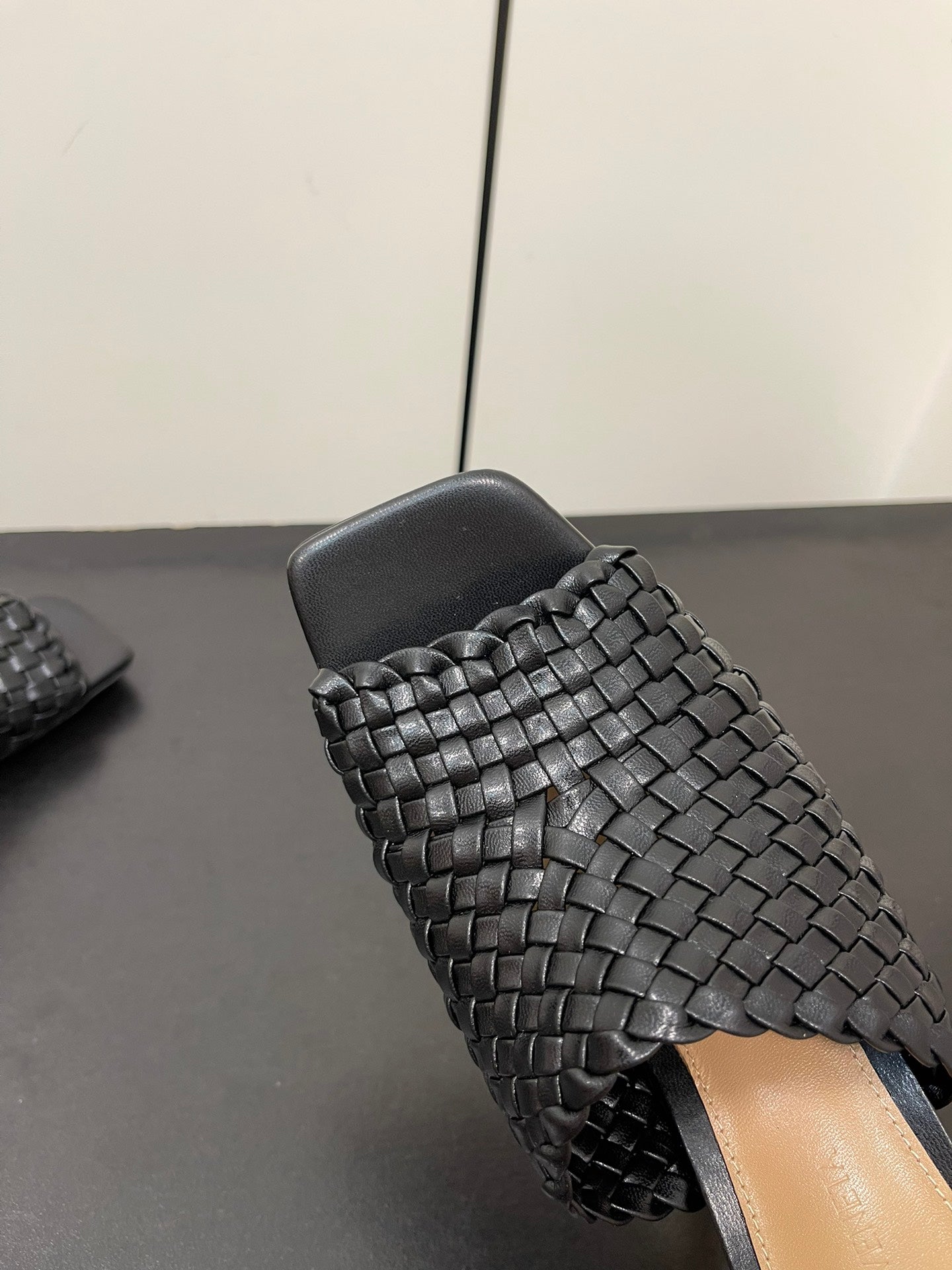 Luxury Bottega Veneta knot mule 95 black lambskin