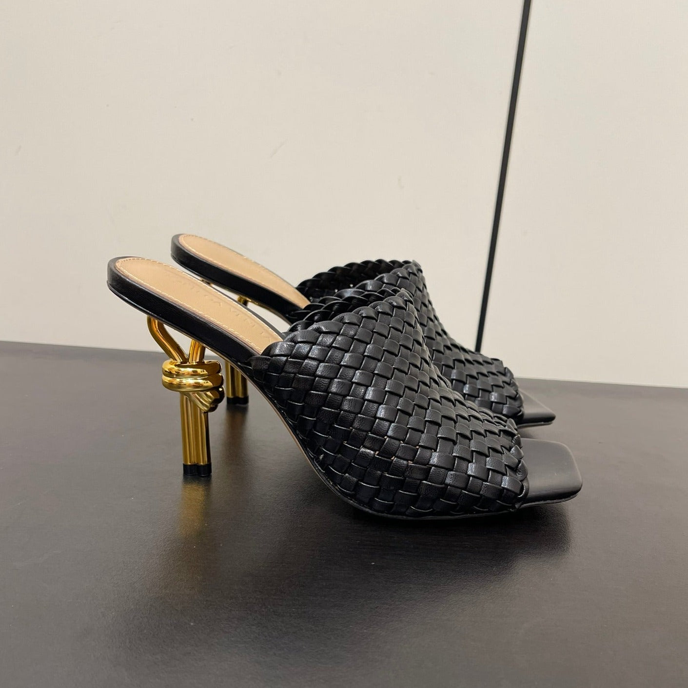 Luxury Bottega Veneta knot mule 95 black lambskin