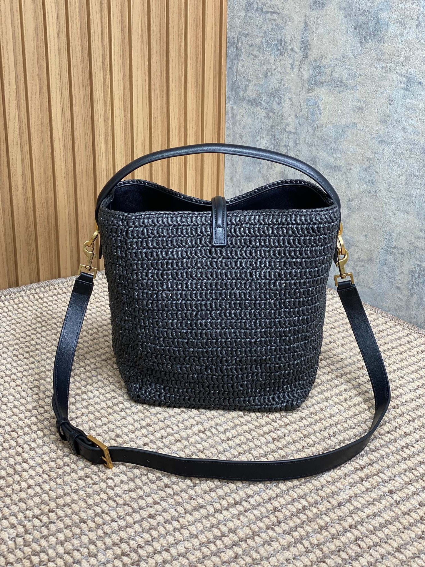 Luxury Saint Laurent le 37 woven raffia 20cm black calfskin