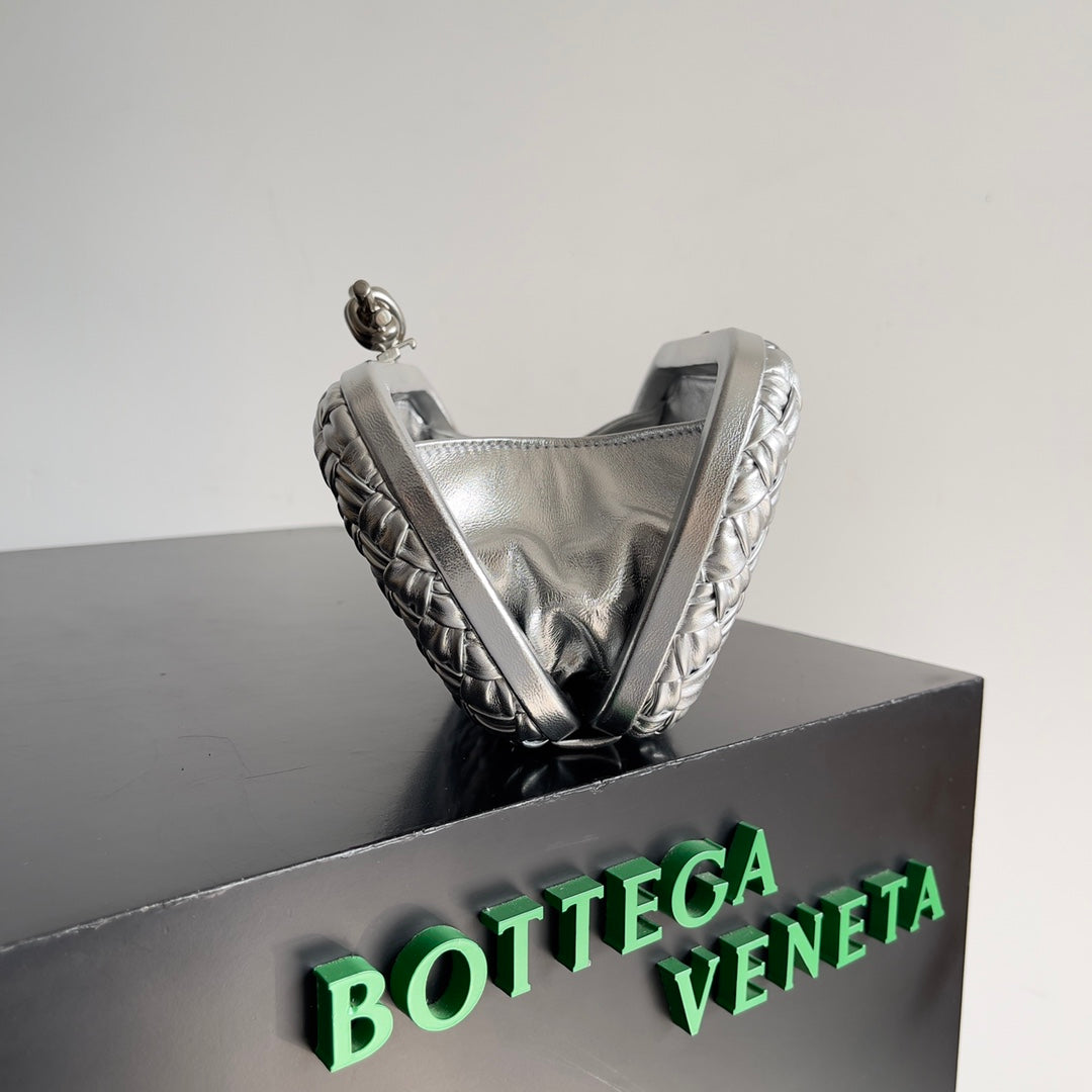 Luxury Bottega Veneta CLASSIC KNOT 20 IN SILVER LAMBSKIN