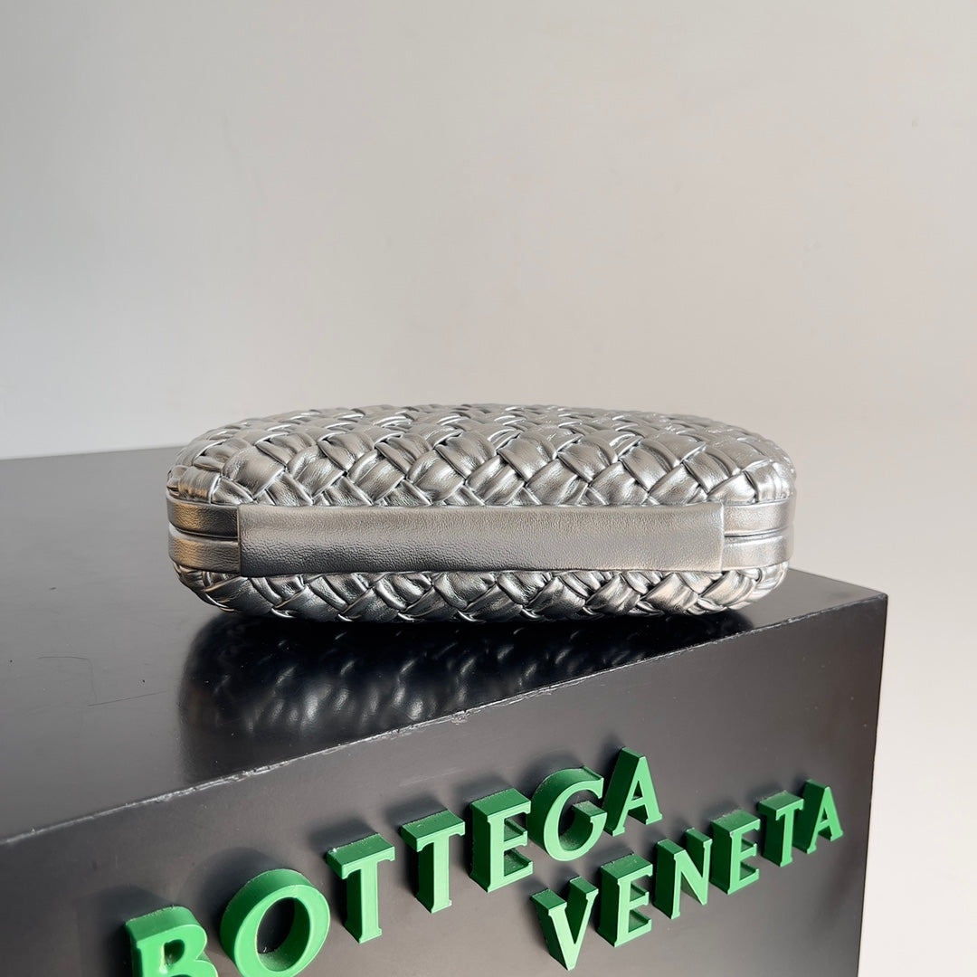 Luxury Bottega Veneta CLASSIC KNOT 20 IN SILVER LAMBSKIN