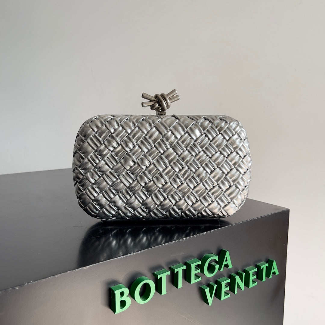 Luxury Bottega Veneta CLASSIC KNOT 20 IN SILVER LAMBSKIN