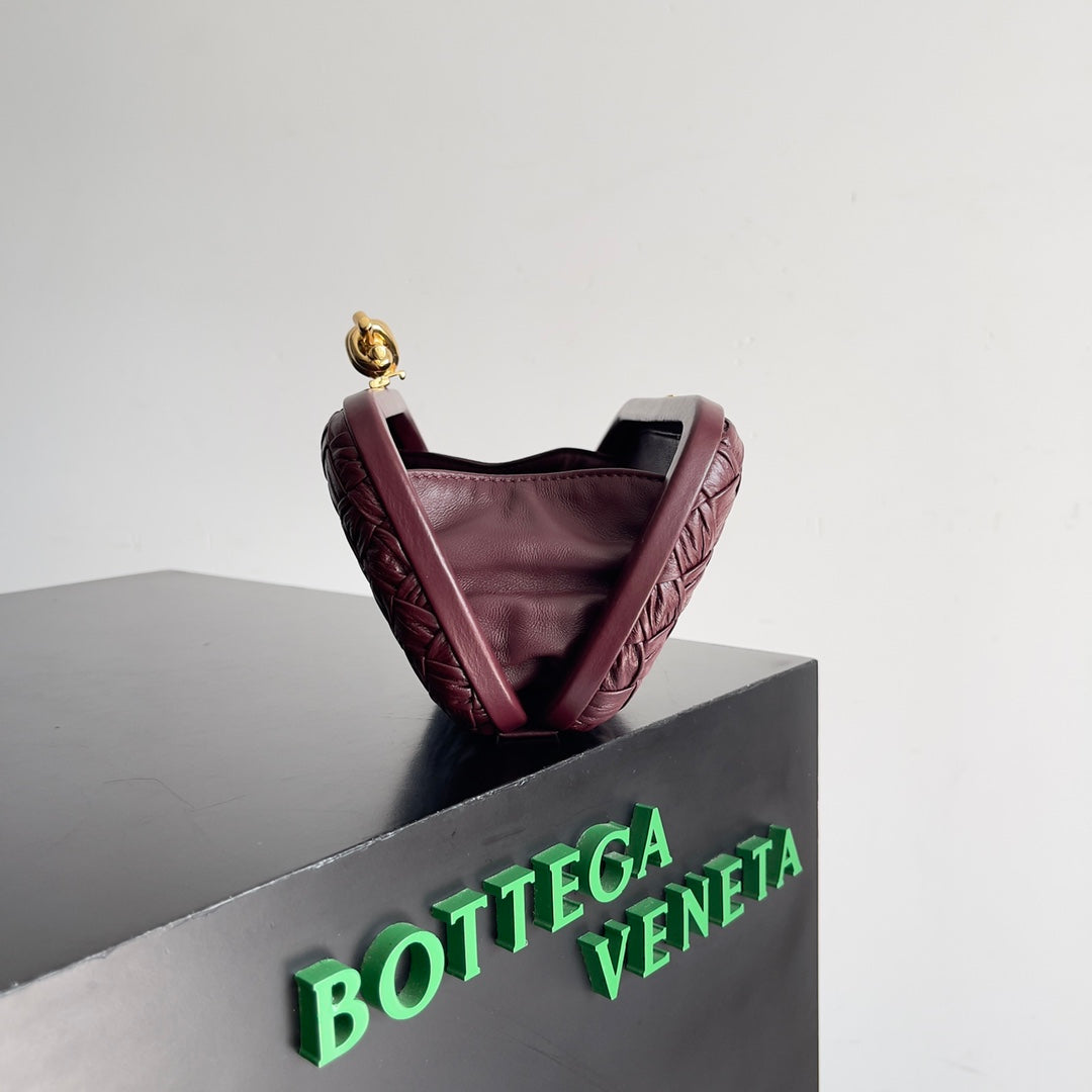 Luxury Bottega Veneta CLASSIC KNOT 20 IN PLUM PURPLE LAMBSKIN