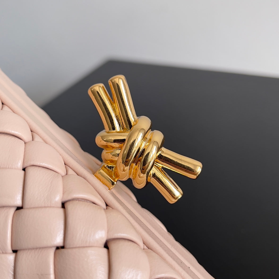 Luxury Bottega Veneta CLASSIC KNOT 20 IN LOTUS LAMBSKIN