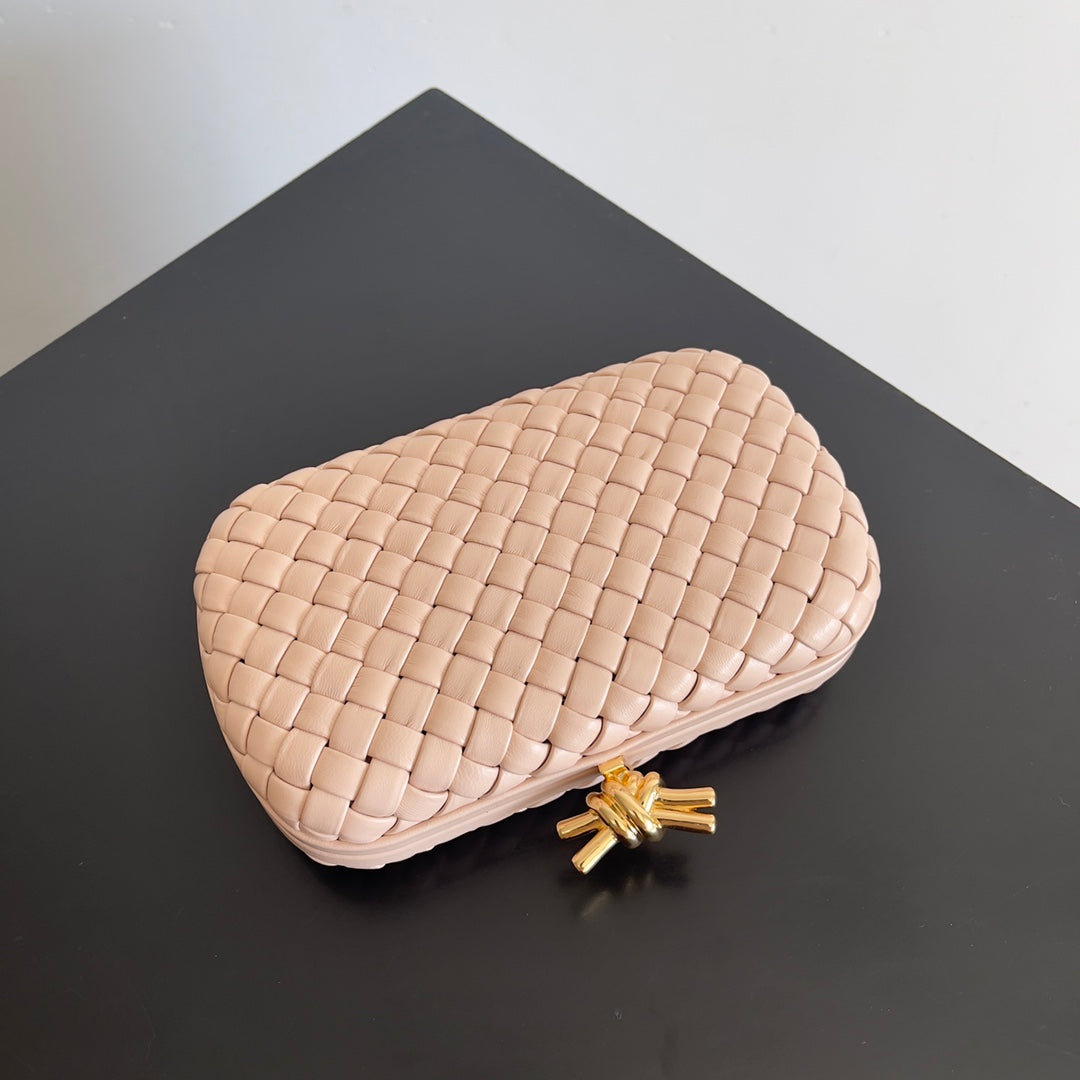 Luxury Bottega Veneta CLASSIC KNOT 20 IN LOTUS LAMBSKIN