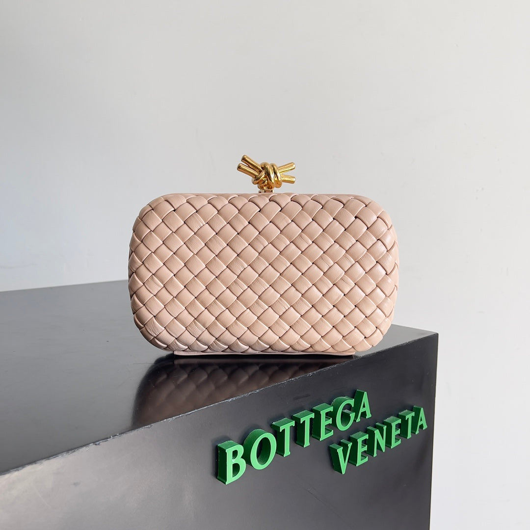 Luxury Bottega Veneta CLASSIC KNOT 20 IN LOTUS LAMBSKIN