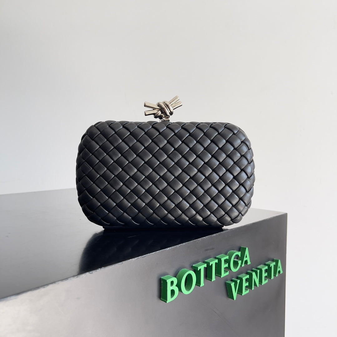 Luxury Bottega Veneta CLASSIC KNOT 20 IN BLACK LAMBSKIN