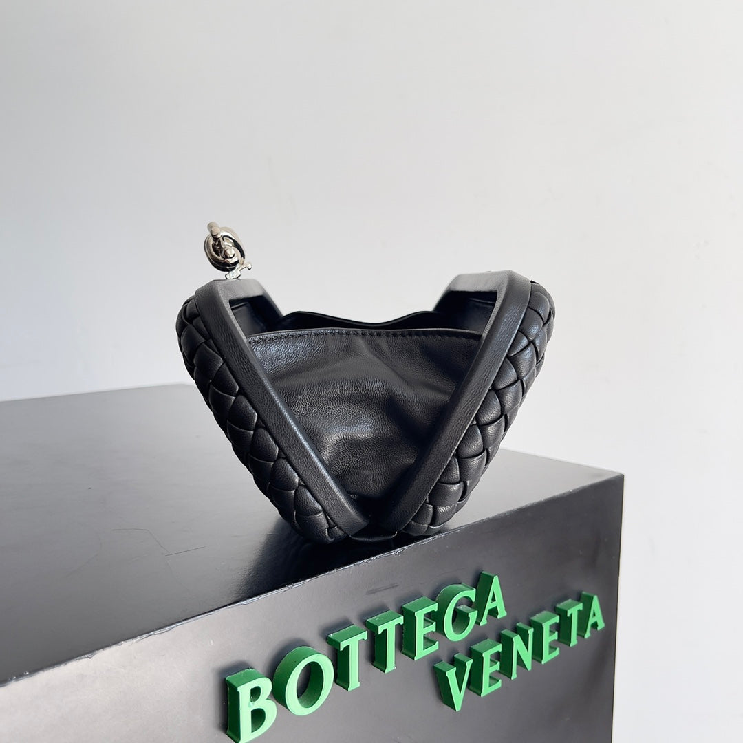 Luxury Bottega Veneta CLASSIC KNOT 20 IN BLACK LAMBSKIN