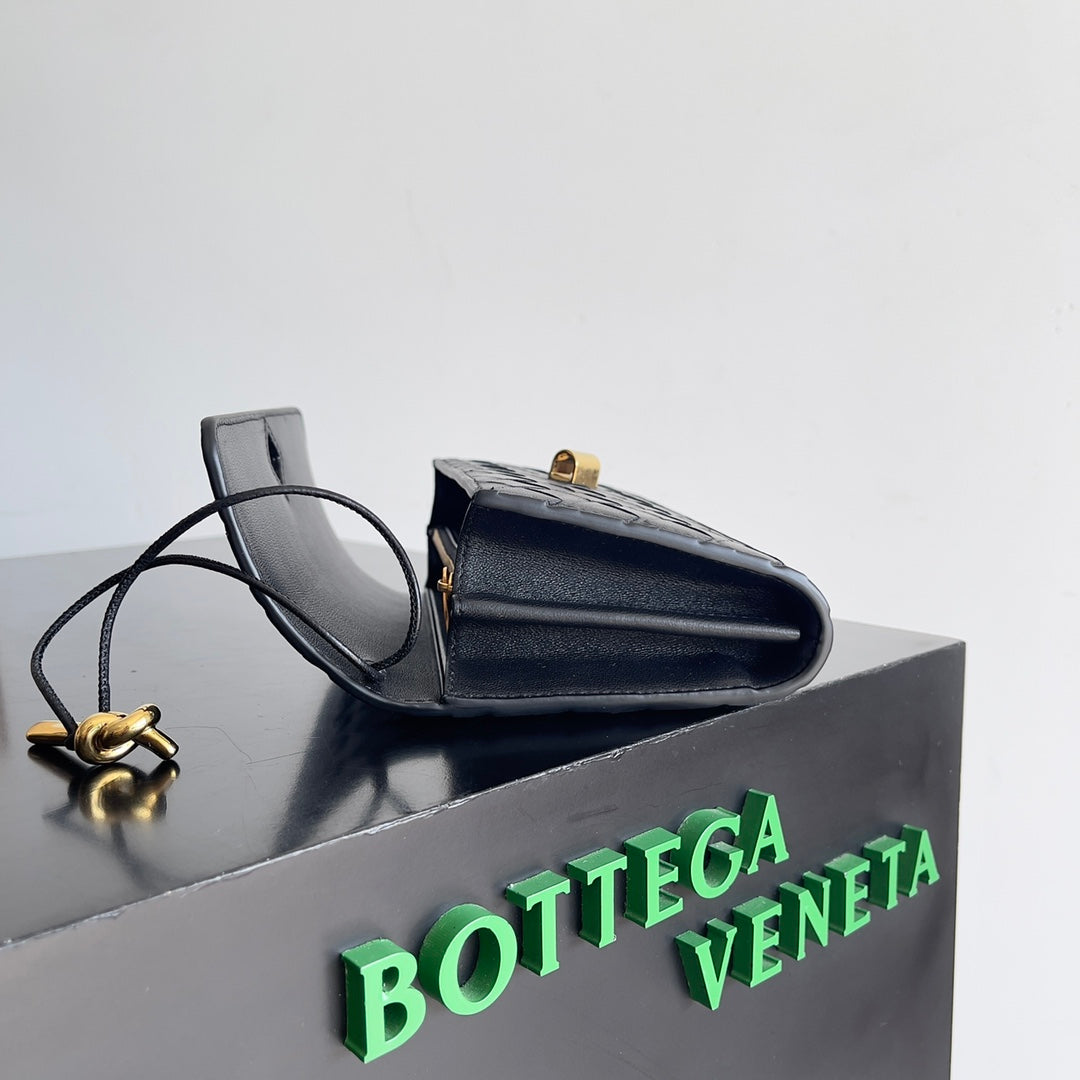 Luxury Bottega Veneta ANDIAMO BAG 19 IN BLACK CALFSKIN