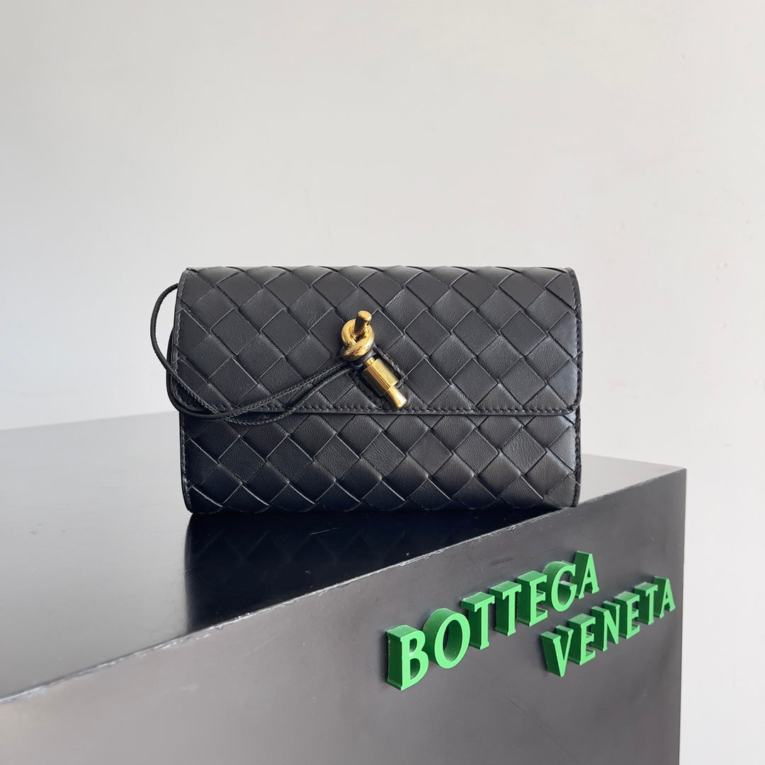 Luxury Bottega Veneta ANDIAMO BAG 19 IN BLACK CALFSKIN