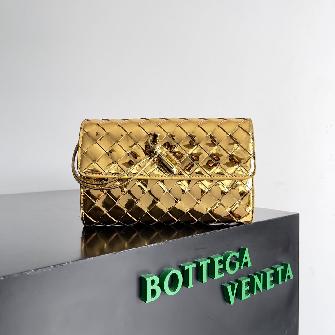 Luxury Bottega Veneta ANDIAMO BAG 19 IN GOLDEN CALFSKIN