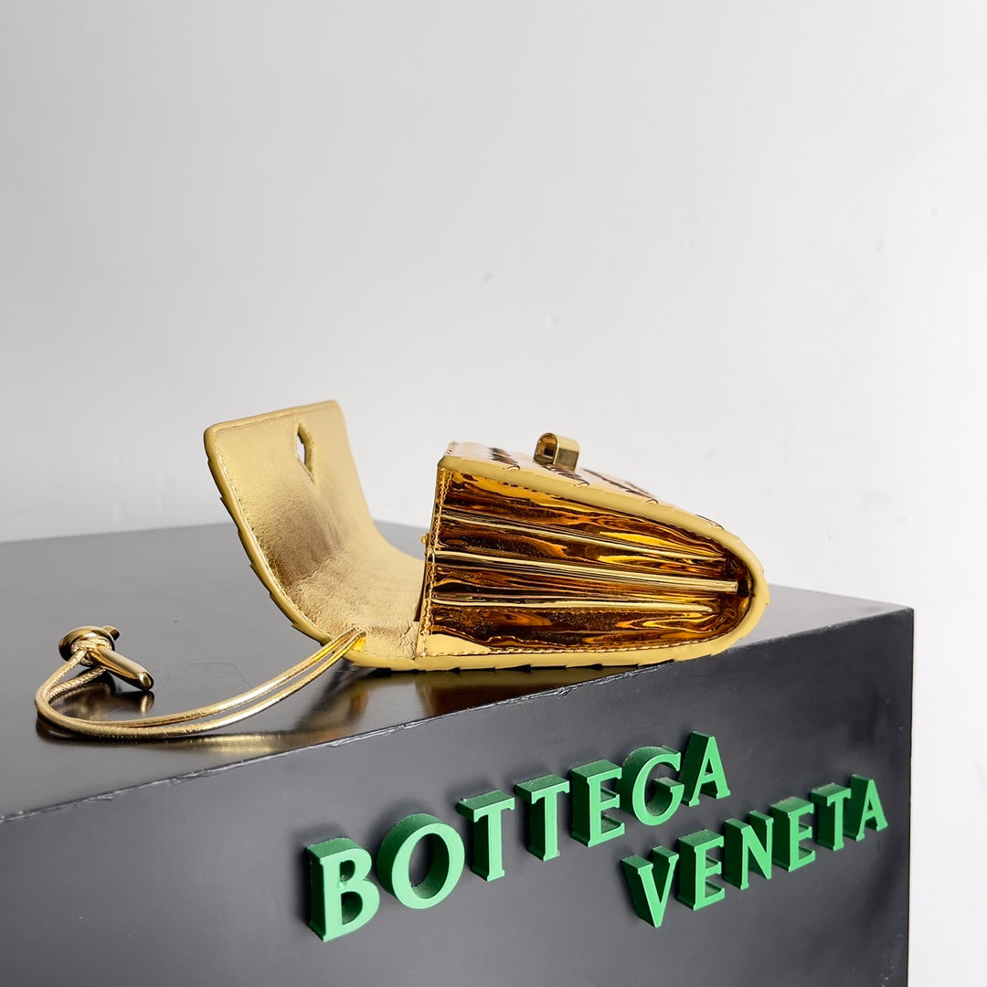 Luxury Bottega Veneta ANDIAMO BAG 19 IN GOLDEN CALFSKIN