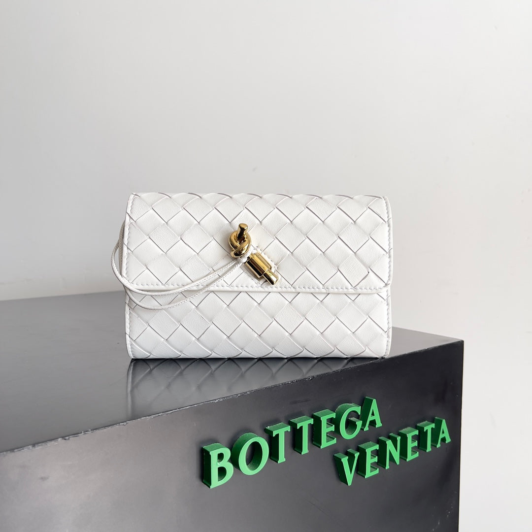 Luxury Bottega Veneta ANDIAMO BAG 19 IN WHITE CALFSKIN