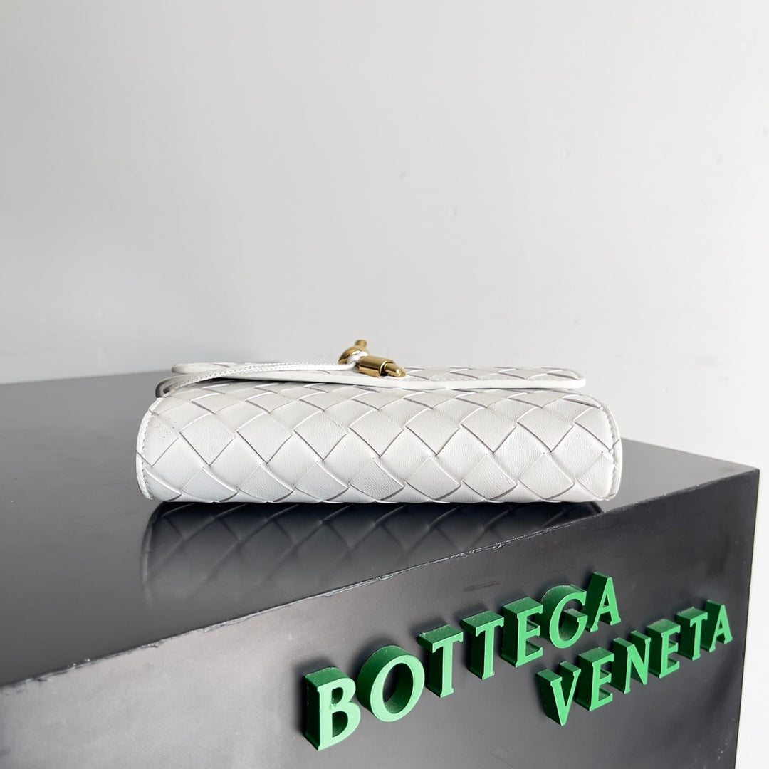 Luxury Bottega Veneta ANDIAMO BAG 19 IN WHITE CALFSKIN