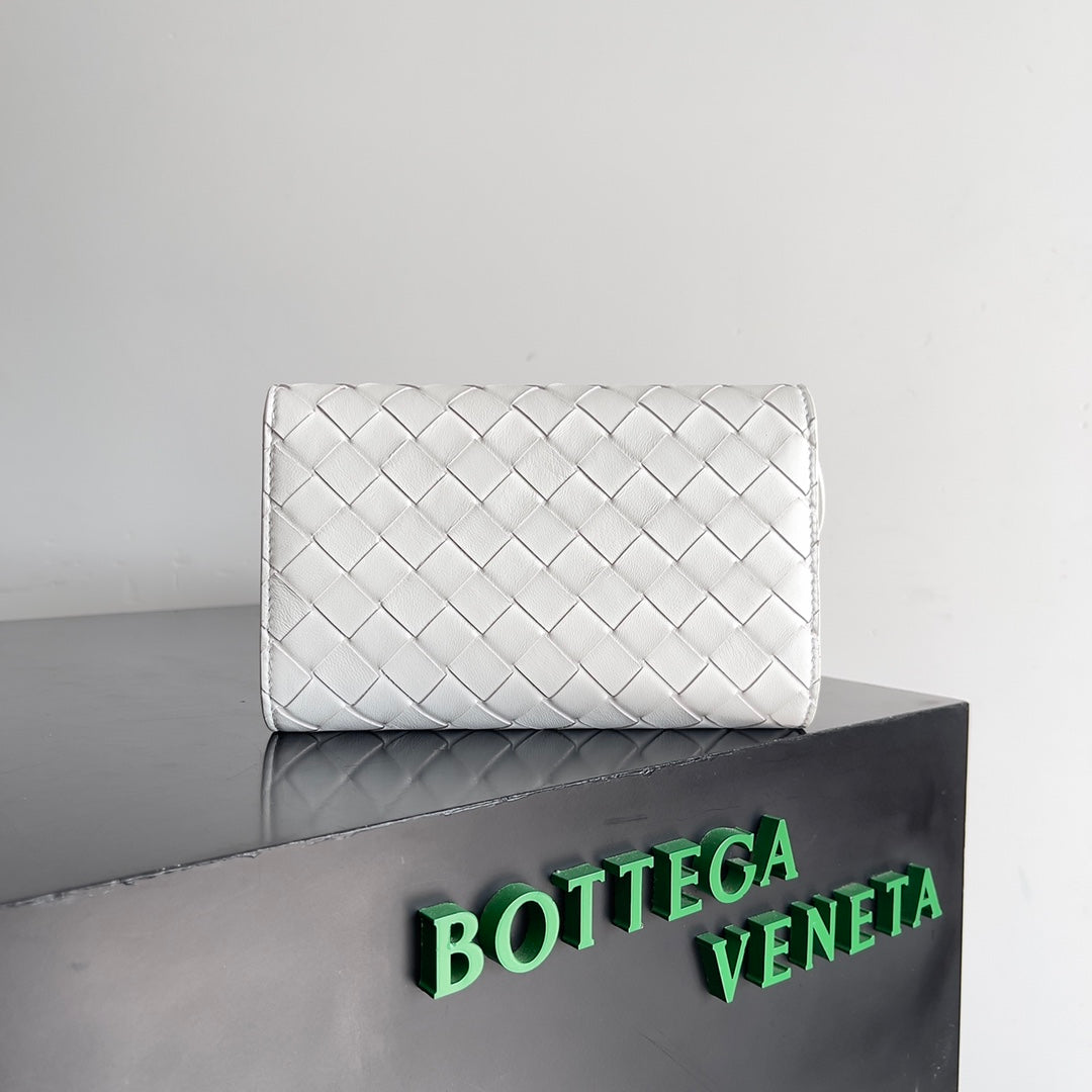 Luxury Bottega Veneta ANDIAMO BAG 19 IN WHITE CALFSKIN