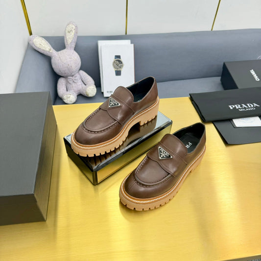 Luxury PradaLOAFER WITH TRIANGLE LOGO IN CHOCOLATE BROWN CALFSKIN