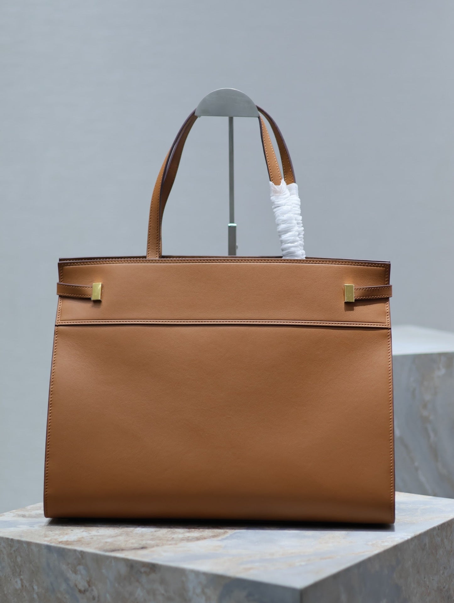 Luxury Saint Laurent MANHATTAN SHOPPING BAG 40 IN TAWNY BROWN SMOOTH LAMBSKIN GOLD BUCKLE