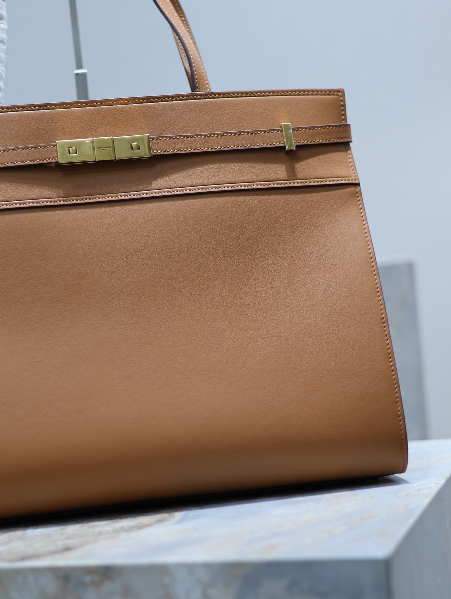 Luxury Saint Laurent MANHATTAN SHOPPING BAG 40 IN TAWNY BROWN SMOOTH LAMBSKIN GOLD BUCKLE
