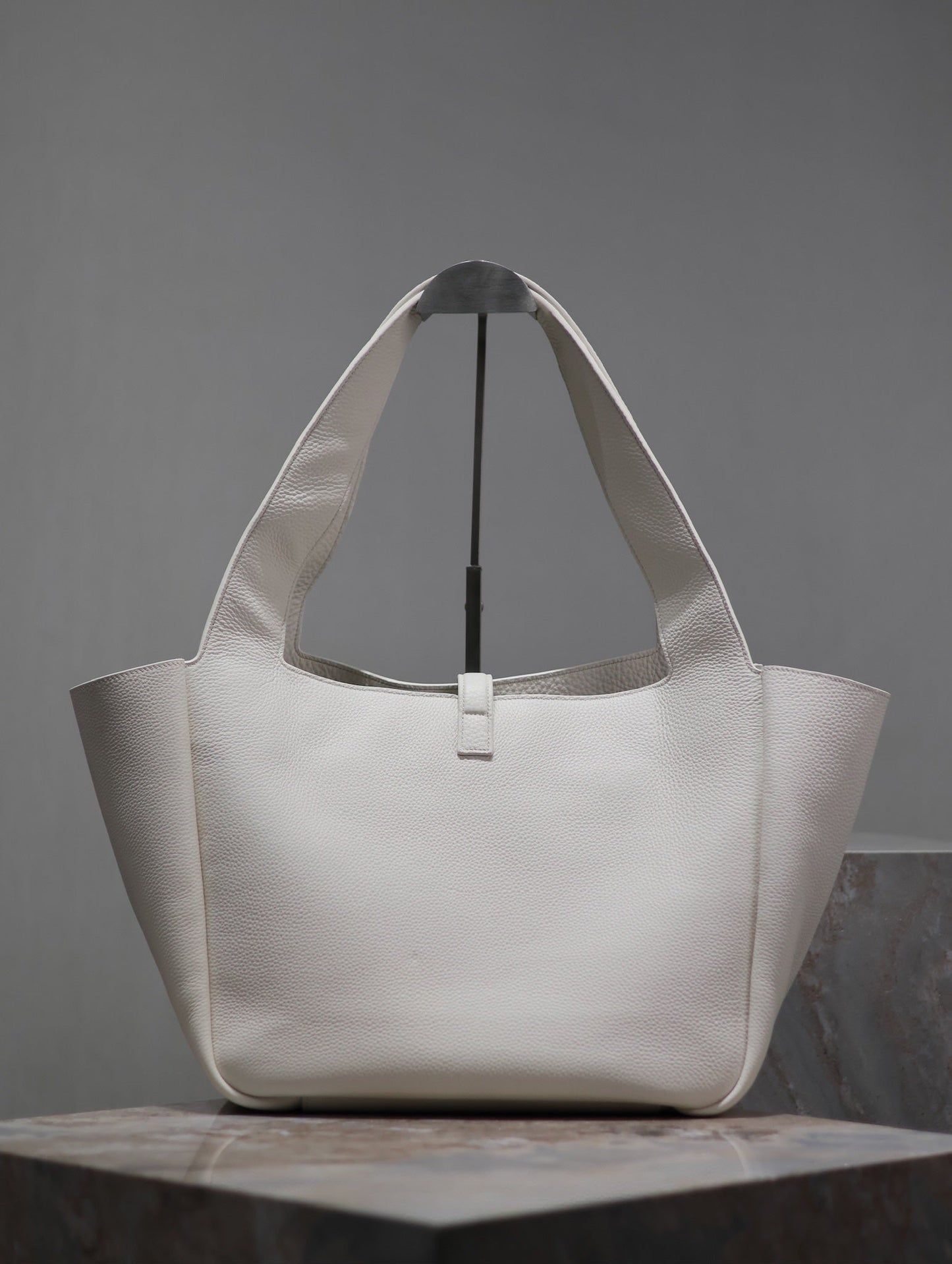 Luxury Saint Laurent LE 5 À 7 BEA TOTE BAG 50 IN WHITE LAMBSKIN GOLD LOGO