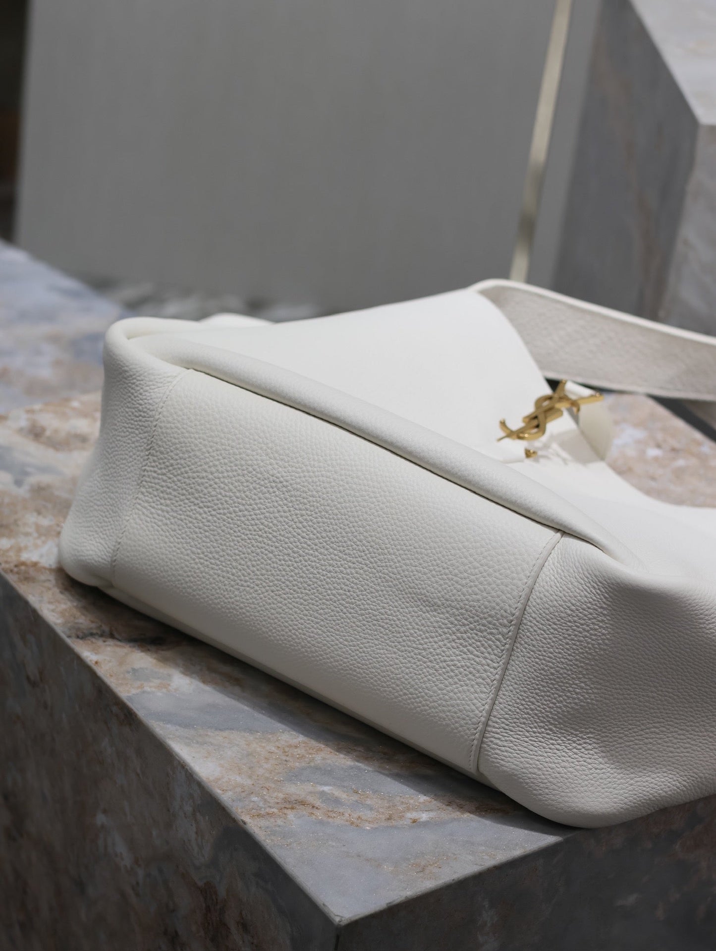 Luxury Saint Laurent LE 5 À 7 BEA TOTE BAG 50 IN WHITE LAMBSKIN GOLD LOGO