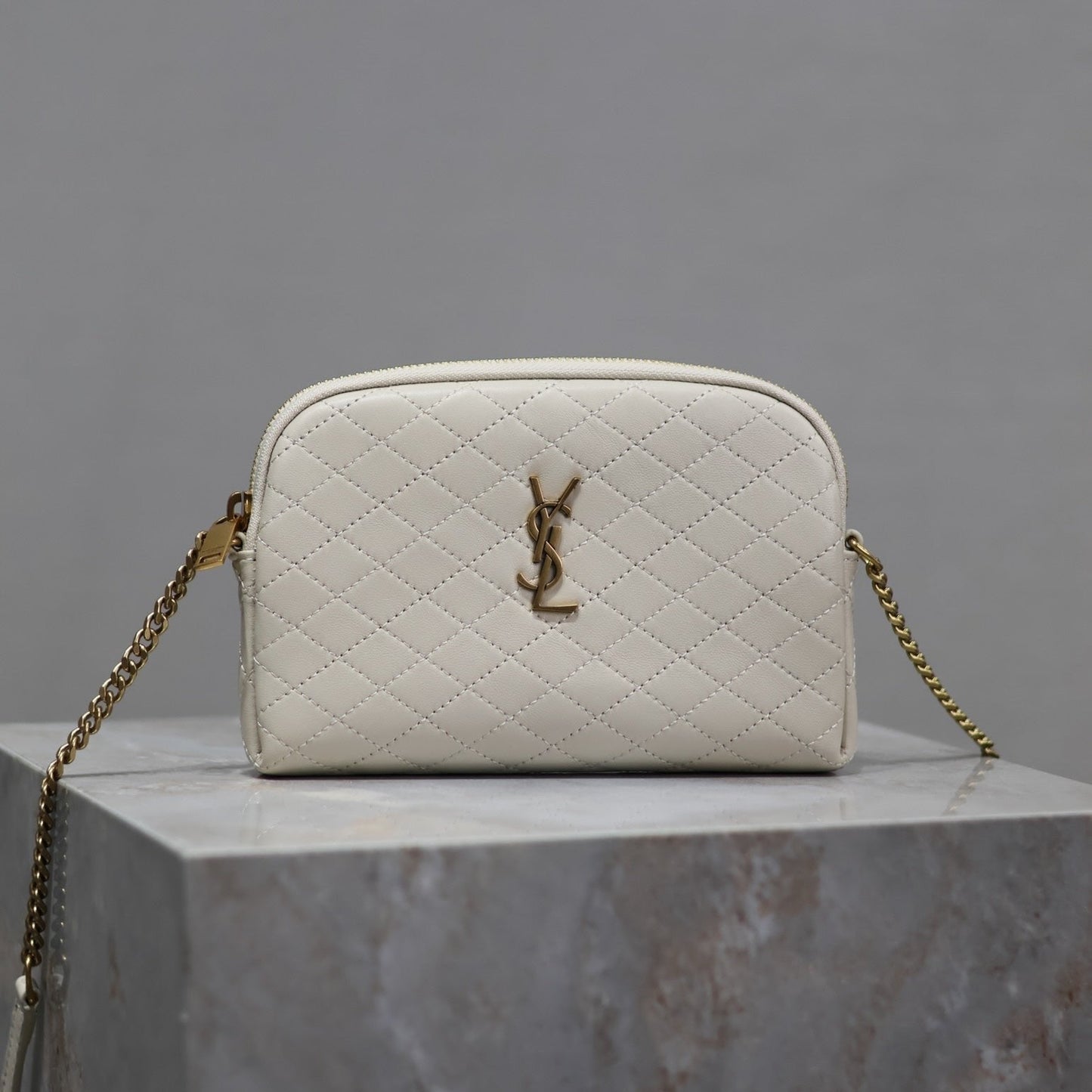 Luxury Saint Laurent GABY ZIPPED POUCH 19 IN WHITE QUILTED LAMBSKIN GOLD HARDWARE