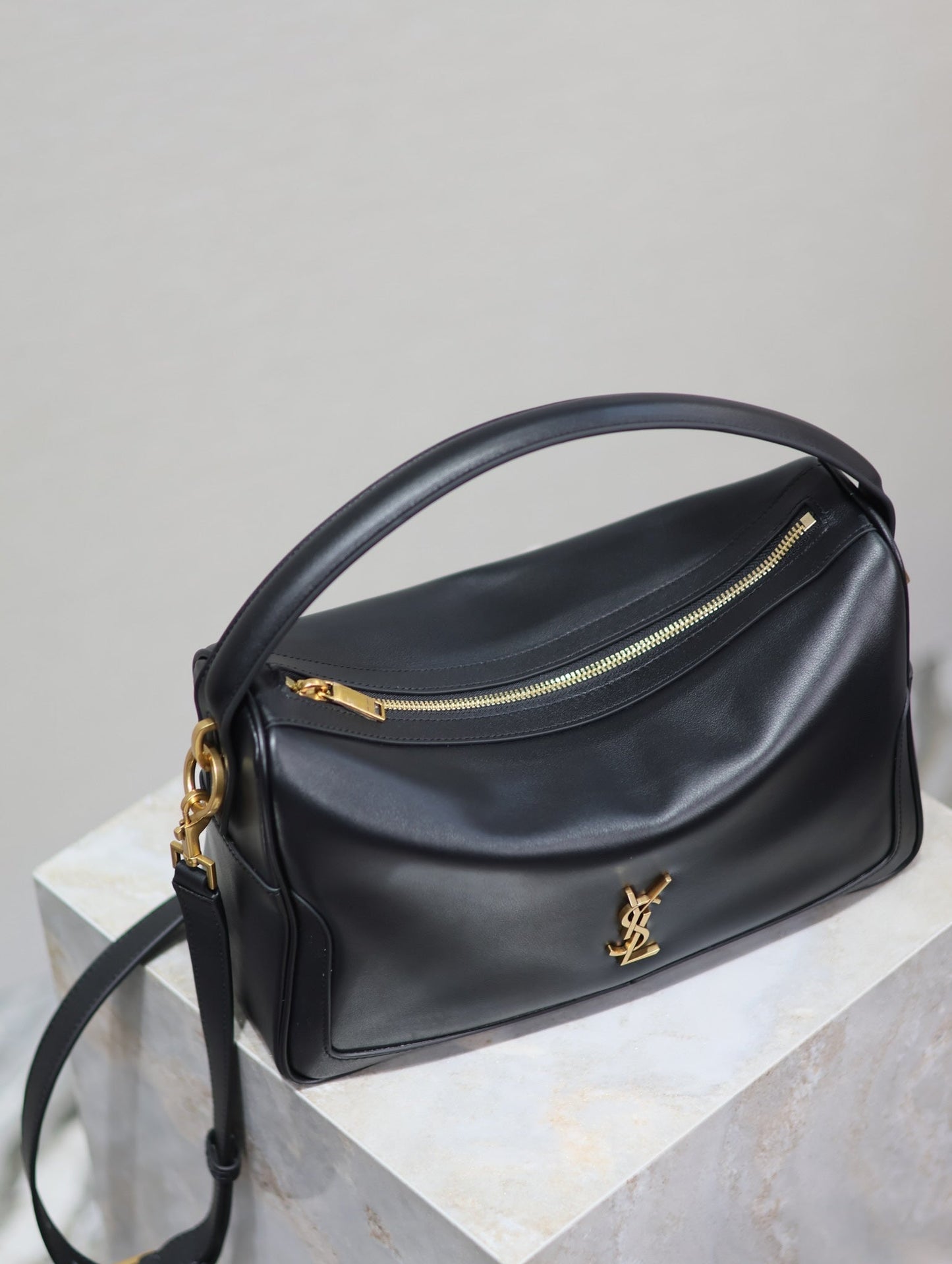 Luxury Saint Laurent CAMERA SUPPLE BAG 28 IN BLACK SMOOTH LAMBSKIN GOLD HARDWARE