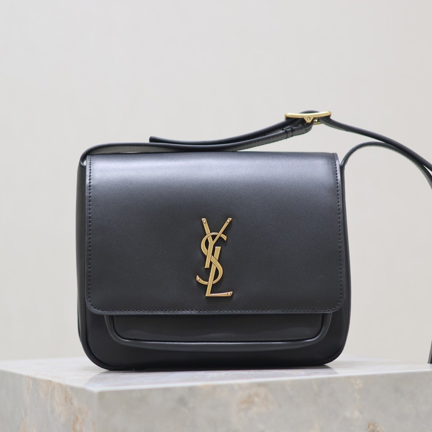 Luxury Saint Laurent NIKI BABY 22 IN BLACK CALFSKIN GOLD LOGO