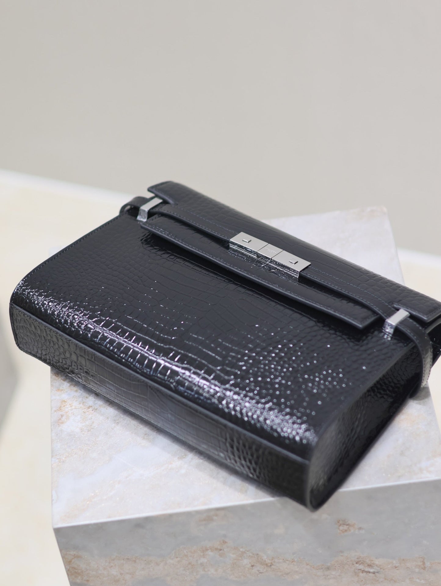Luxury Saint Laurent MANHATTAN MEDIUM 29 IN BLACK CROCODILE-EMBOSSED CALFSKIN SILVER BUCKLE