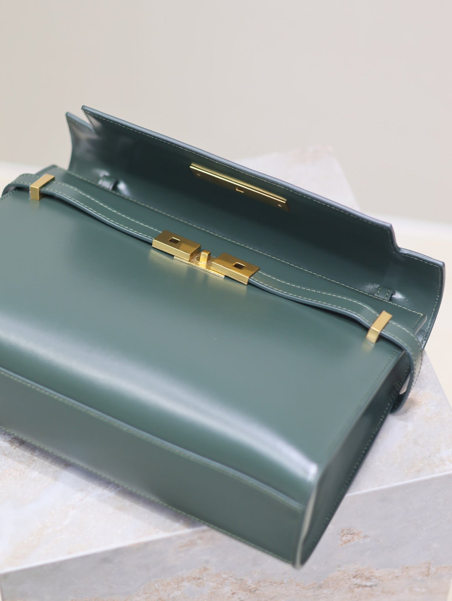 Luxury Saint Laurent MANHATTAN MEDIUM 29 IN SACRAMENTO GREEN SMOOTH CALFSKIN GOLD BUCKLE