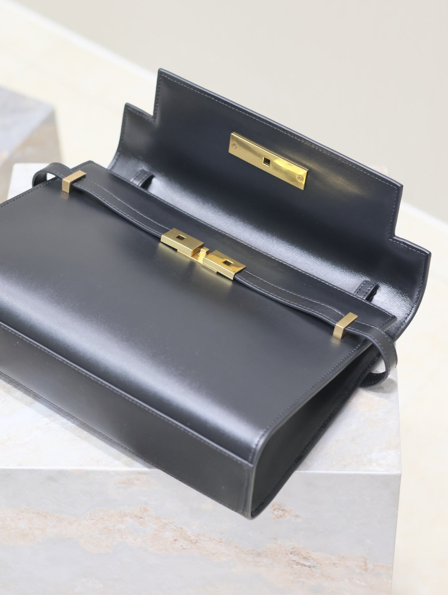Luxury Saint Laurent MANHATTAN MEDIUM 29 IN BLACK SMOOTH CALFSKIN GOLD BUCKLE