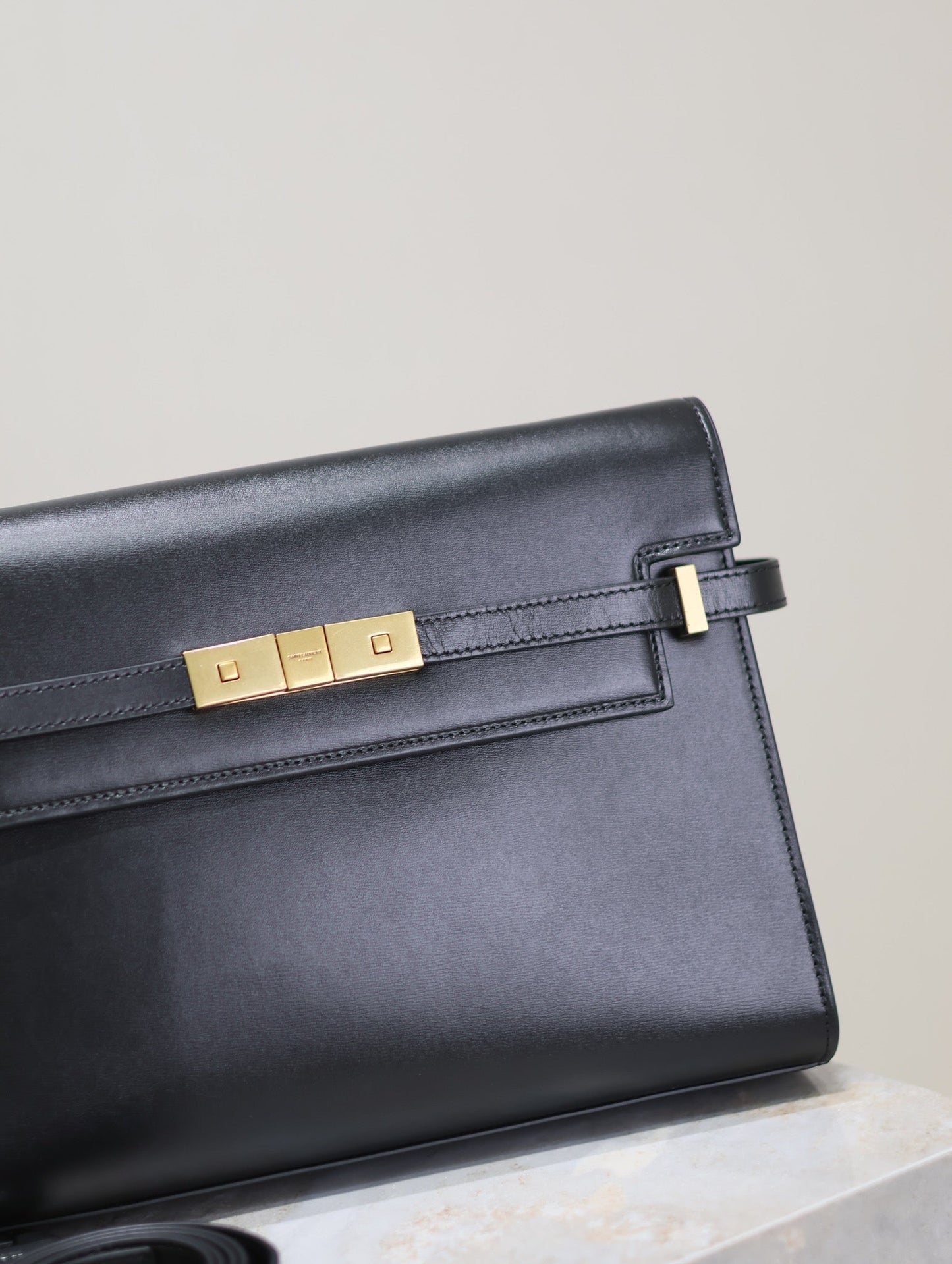 Luxury Saint Laurent MANHATTAN MEDIUM 29 IN BLACK SMOOTH CALFSKIN GOLD BUCKLE